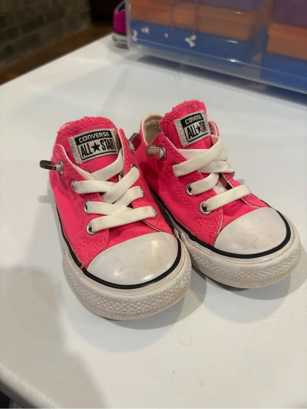 Converse Kids Low Top Sneakers in Bright Pink